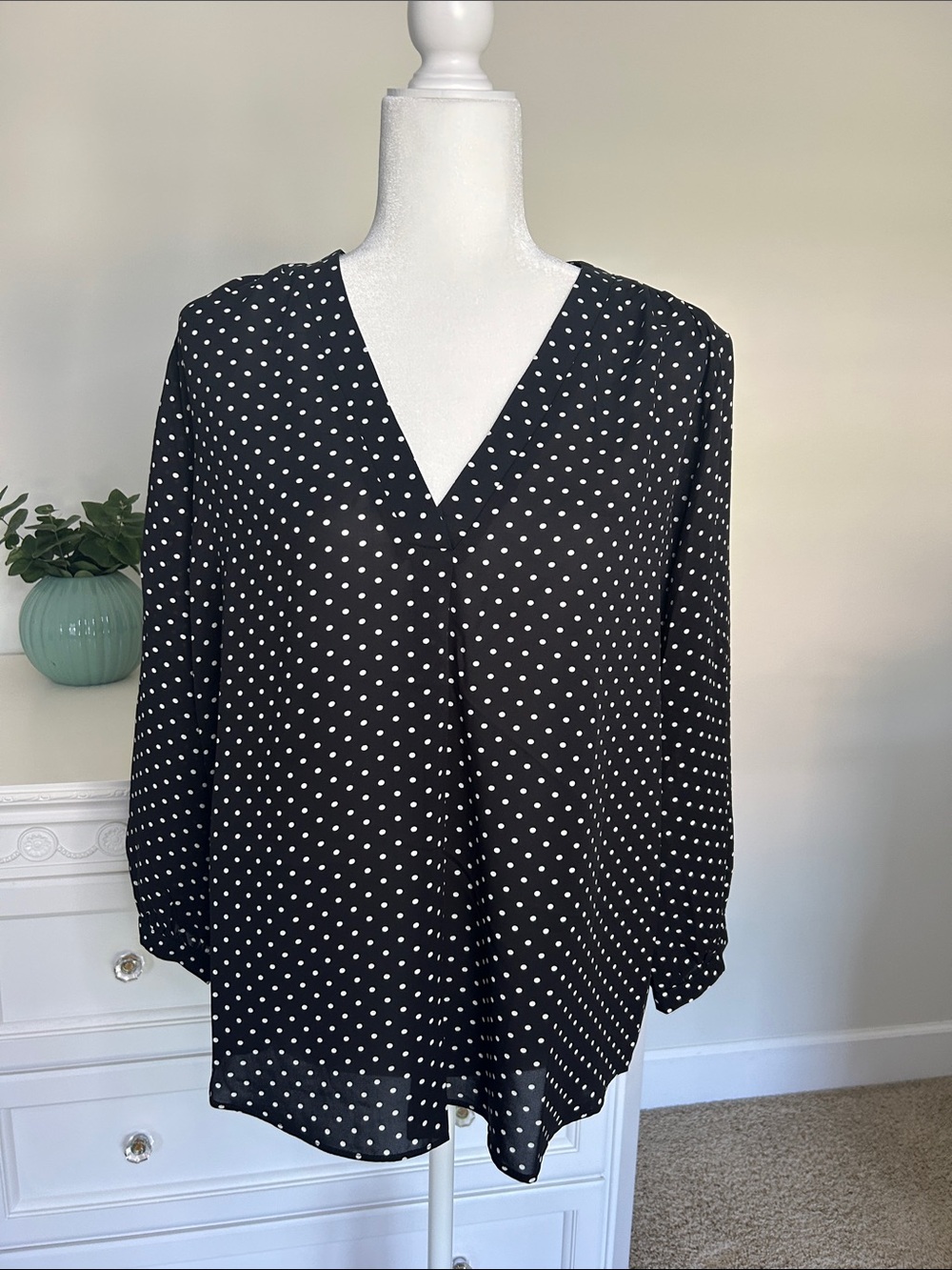 NWT Women’s Eesome Black Polka Dot V-Neck 3/4 Sleeve Blouse